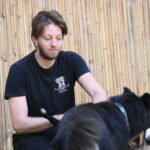 הקשר בין מאלף כלבים לכלב